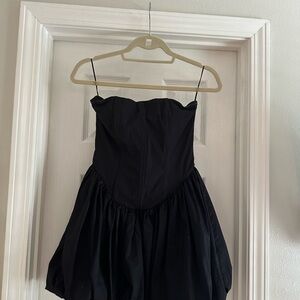 SELFIE LESLIE

MONTI STRAPLESS BUBBLE HEM MINI DRESS BLACK